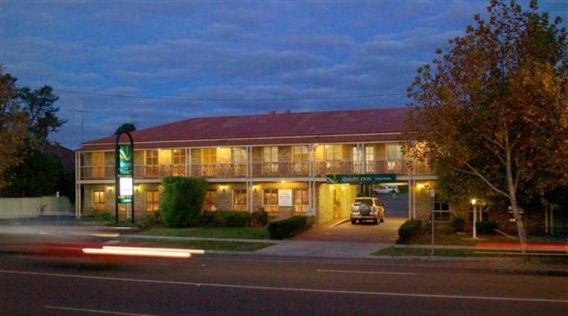 Motel Entrance - Quality Inn Colonial