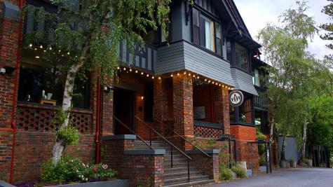 Alpine Hotel, Yarra Valley front entrance  - Alpine Hotel, Warburton