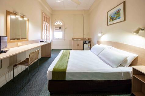 Budget Queen Ensuite - Hides Hotel Cairns
