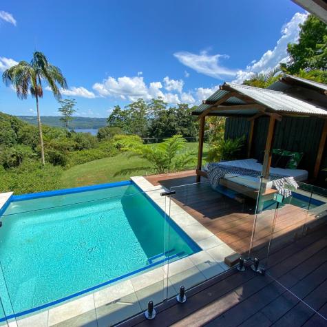 Lalique Pool and Daybed - Misty View Cottages Montville
